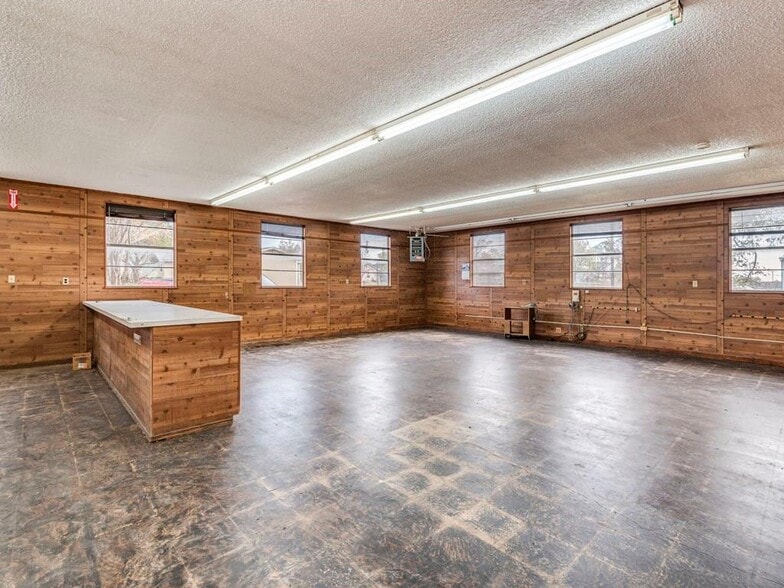 More Photos Of 185 S Titus St, Giddings Freestanding For Sale