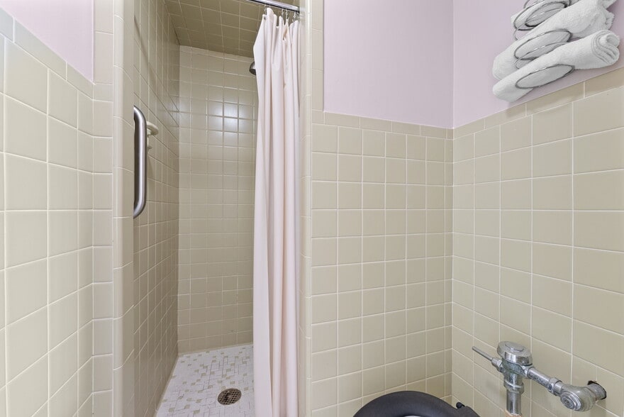 More Photos Of 36 W 4th St, Dubuque Hotel For Sale