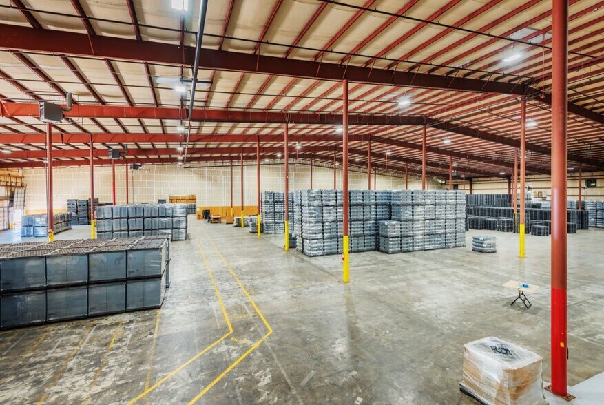 More Photos Of 421 Landmark Dr, Wilmington Distribution For Lease