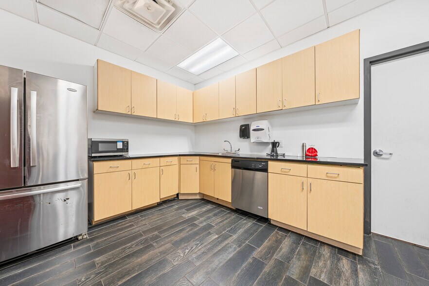 More Photos Of 2500 NW 39th St, Miami Light Distribution For Sale