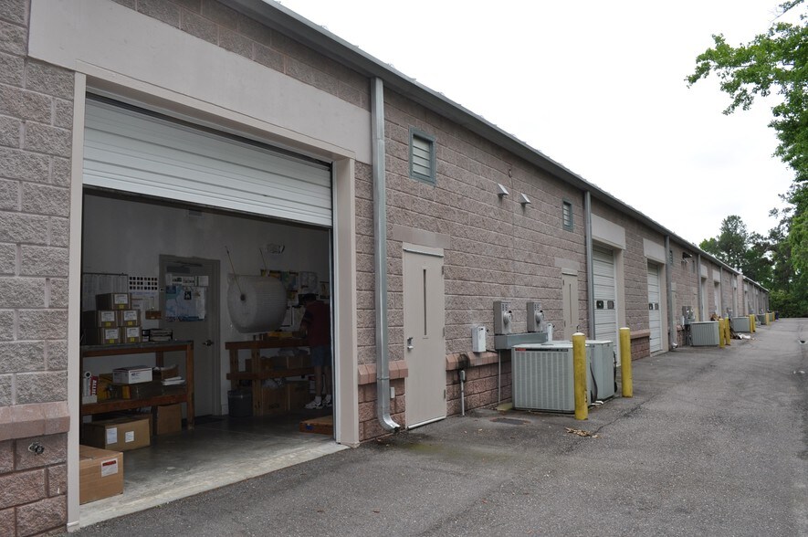 More Photos Of 612 Johnnie Dodds Blvd, Mount Pleasant Showroom For Lease