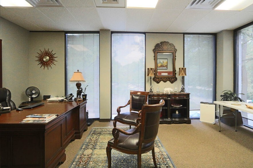 More Photos Of 2020 N Loop Fwy W, Houston Office For Lease