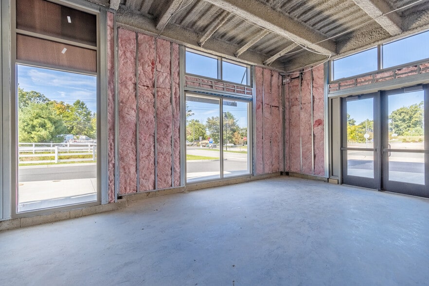 More Photos Of 11 Edgewater Cir, East Hampton Office For Lease