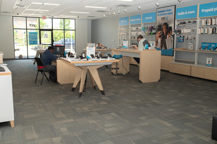 More Photos Of 637-705 E State Road 32, Westfield Storefront For Sale