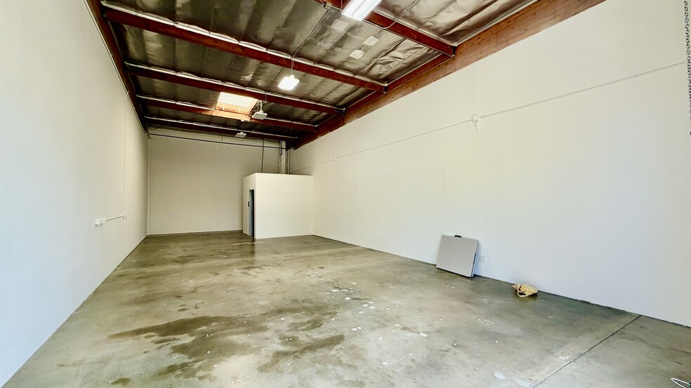 More Photos Of 18320-18330 Oxnard St, Tarzana Unknown For Lease