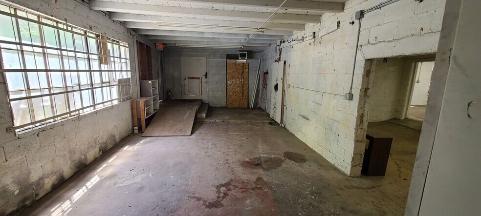 More Photos Of 1814 E Broadway Ave, Maryville Warehouse For Lease