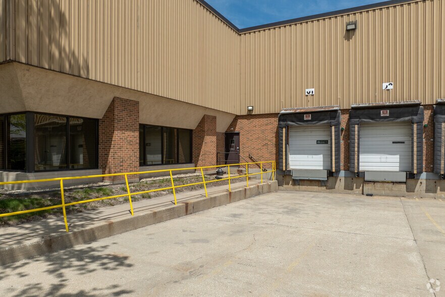 More Photos Of 2440 Pratt Blvd, Elk Grove Village Distribution For Lease