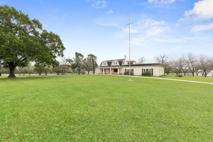 More Photos Of 53447 Highway 290, Hempstead Specialty For Sale