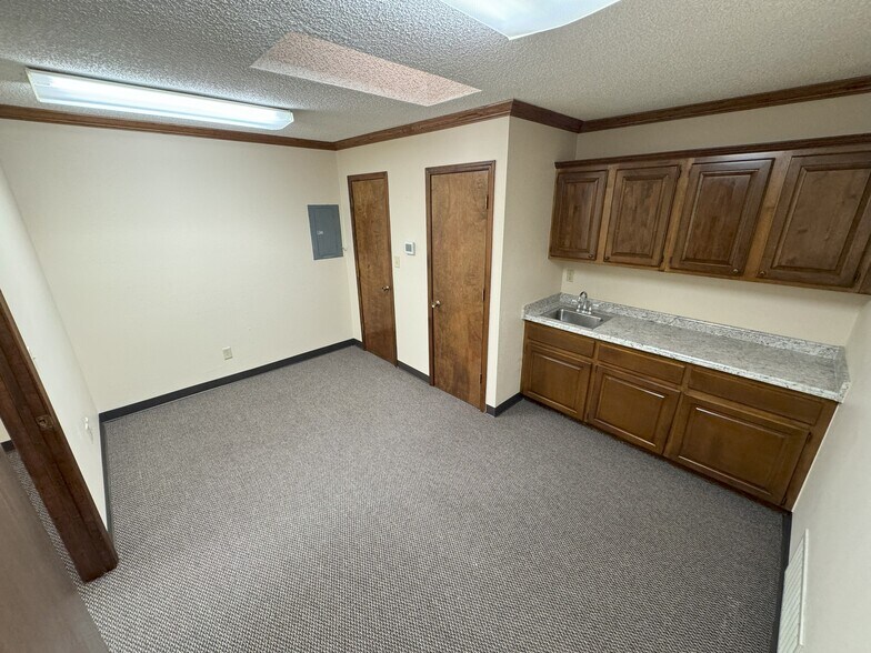 More Photos Of 1617 Greenbriar Pl, Oklahoma City Office For Lease