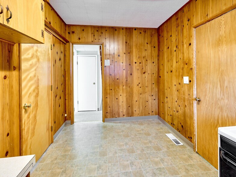 More Photos Of 122 Engle Ave, Molalla Office Residential For Sale