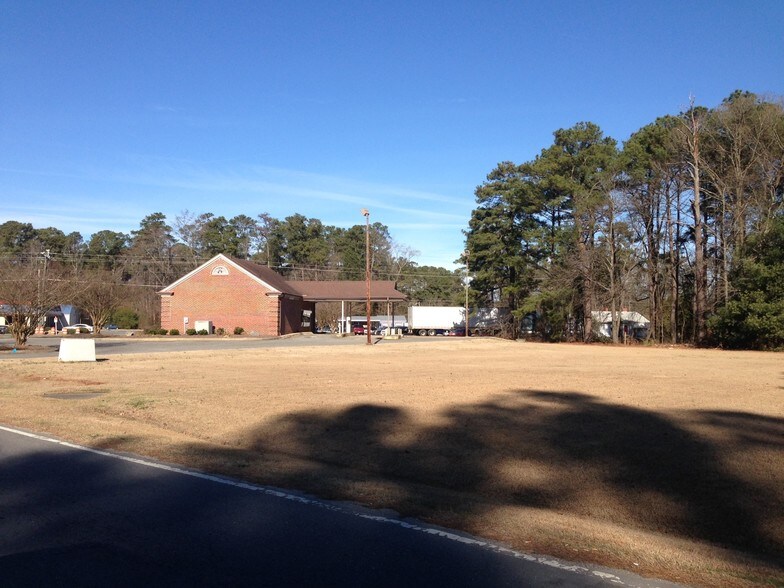 More Photos Of 1900 N Berkeley Blvd, Goldsboro Bank For Sale