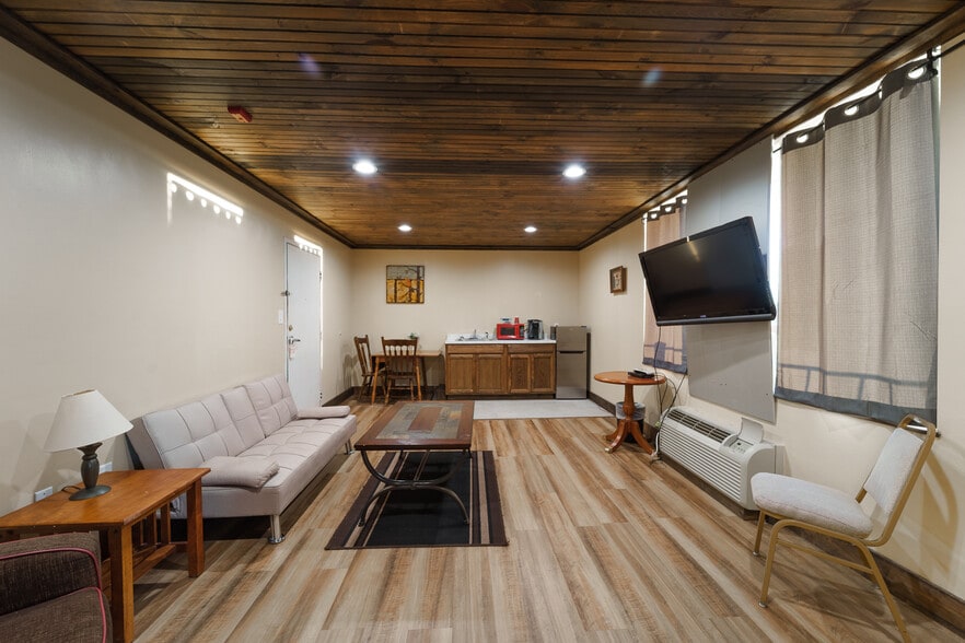 More Photos Of 33 County Road 60, Waverly Hotel For Sale