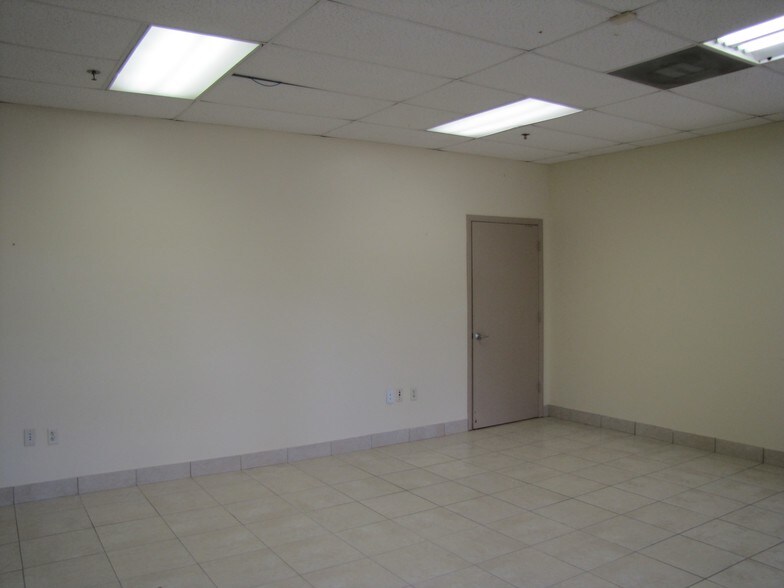 More Photos Of 640 Kane Ct, Oviedo Warehouse For Lease