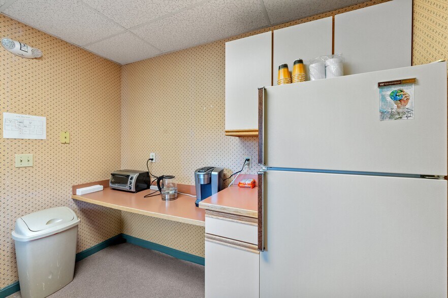 More Photos Of 214 Lake St, Bristol Office For Sale