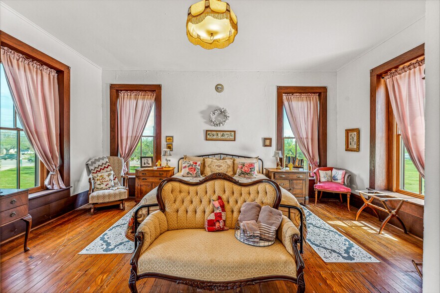 More Photos Of 703 Spring St, Granbury Lodge Meeting Hall For Sale