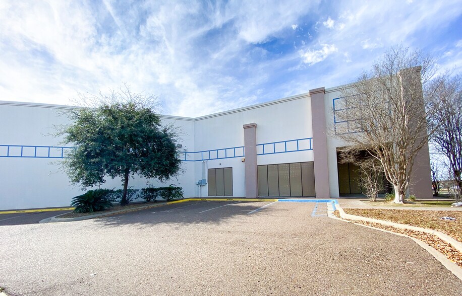 More Photos Of 801 Hallmark Dr, Laredo Warehouse For Lease