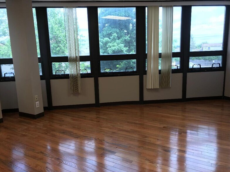 More Photos Of 535 S Broadway, Hicksville Office For Lease