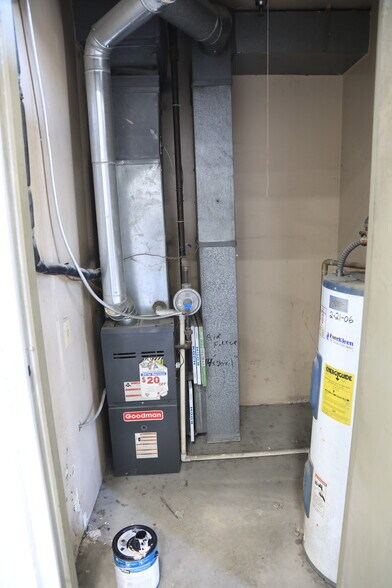 More Photos Of 2080 Harlem Ave, Riverside Auto Repair For Lease