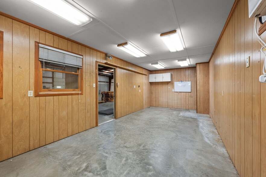 More Photos Of 2245 A Air Park Dr, Burlington Warehouse For Lease