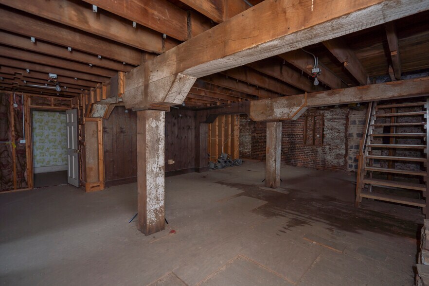 More Photos Of 1 N State St, Lexington Showroom For Sale