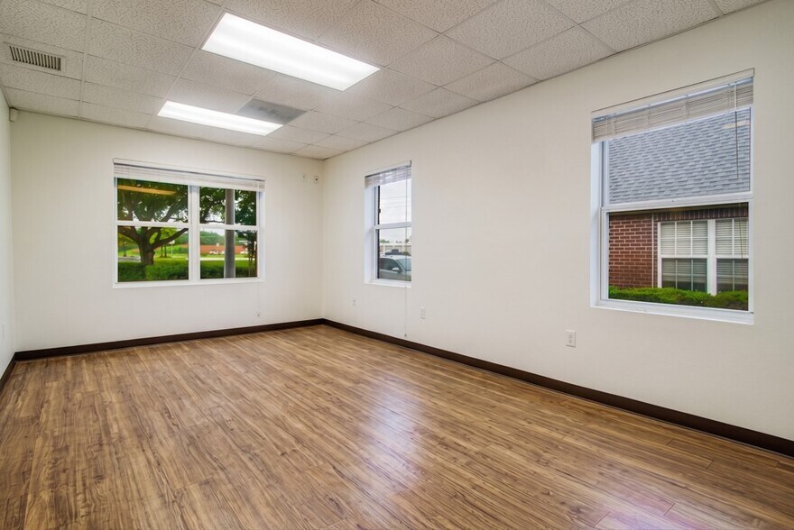 More Photos Of 5565 Woodbine Rd, Pace Office For Lease