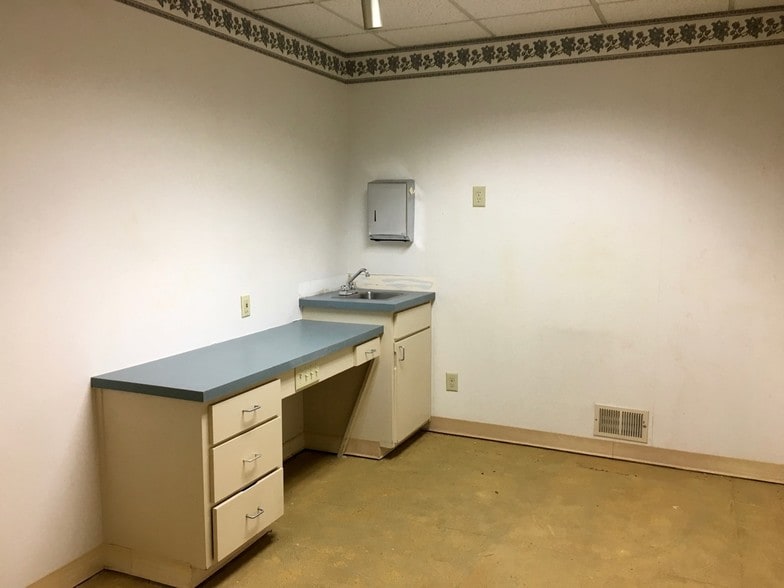 More Photos Of 1309-1315 Milstead Ave NE, Conyers Medical For Sale