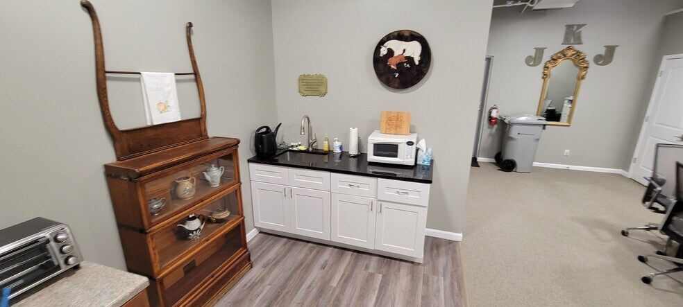 More Photos Of 202 Santa Fe Dr, Weatherford Storefront For Lease