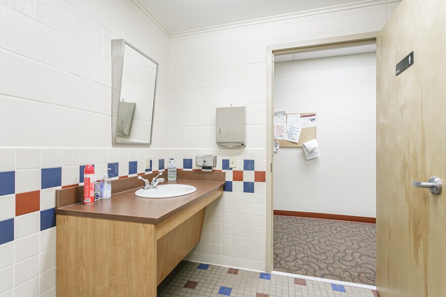 More Photos Of 636 W Washington St, Geneva Office For Sale