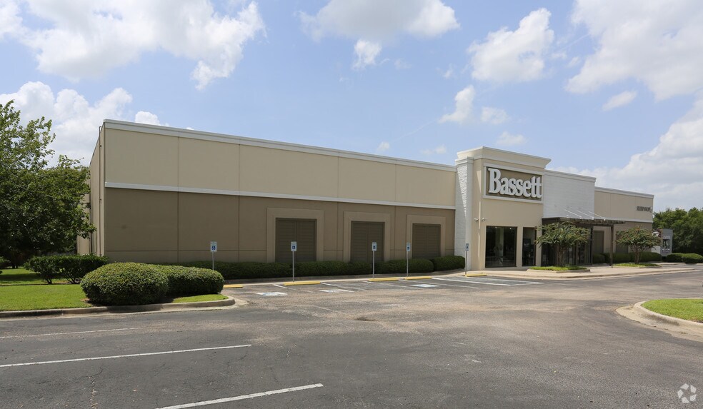 More Photos Of 17955 North Fwy, Houston Freestanding For Lease