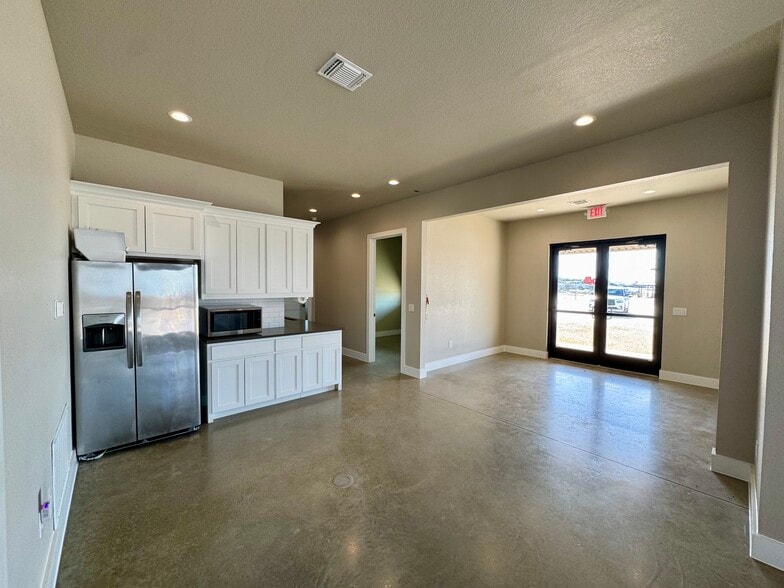 More Photos Of 105 McBar Dr, Jarrell Light Distribution For Lease