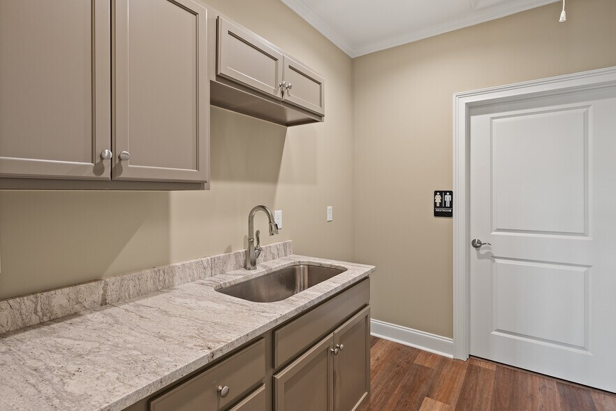 More Photos Of 1060 Garland Dr, Bogart Unknown For Lease