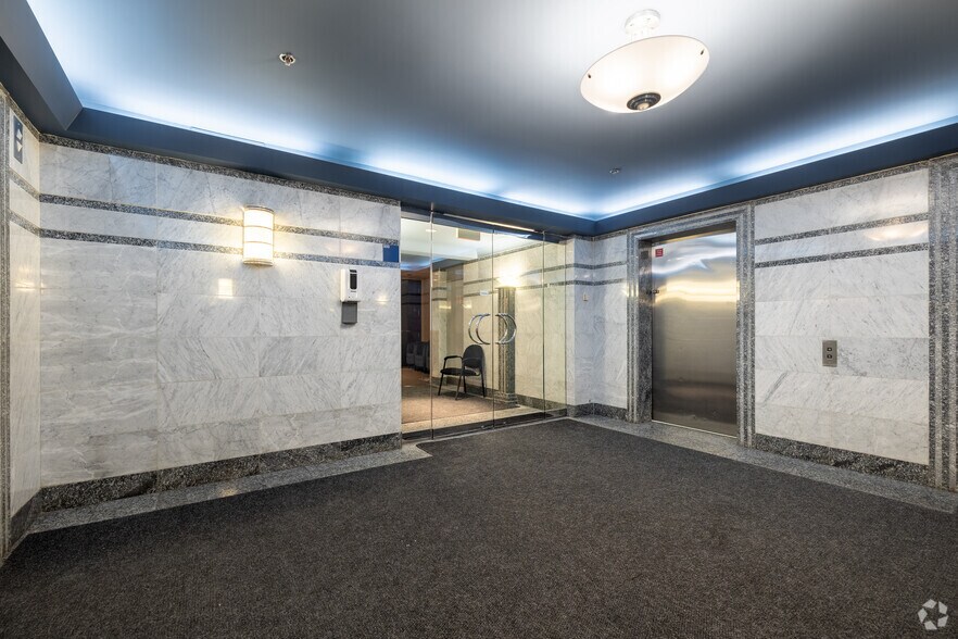 More Photos Of 215 Rue Saint-Jacques, Montréal Office For Lease
