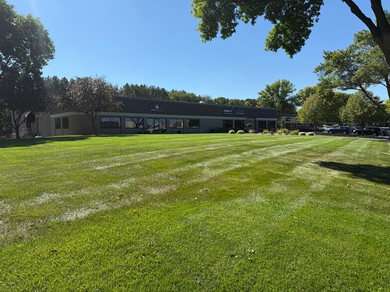 Primary Photo Of 15151-15161 Technology Dr, Eden Prairie Showroom For Lease