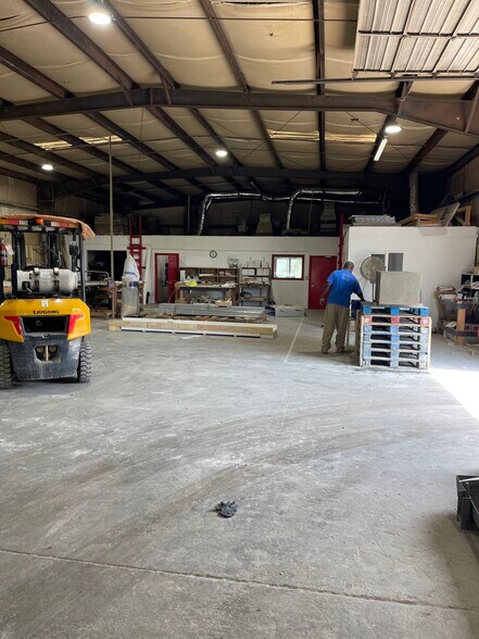 More Photos Of 1910 Chapman Ave SW, Roanoke Light Manufacturing For Sale