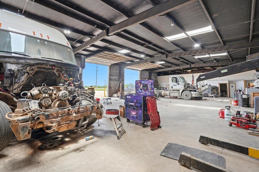 More Photos Of 2895 E US Highway 80, Abilene Warehouse For Lease