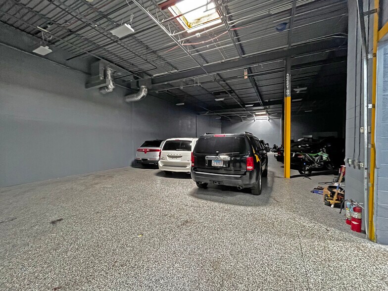 More Photos Of 25765-25767 Hillview Ct, Mundelein Flex For Sale