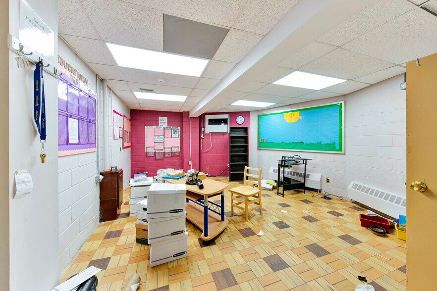 More Photos Of 5566 Kings Hwy, Brooklyn Schools For Lease