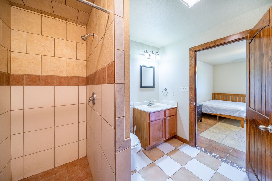 More Photos Of 1609 N Hill St, Three Rivers Apartments For Sale