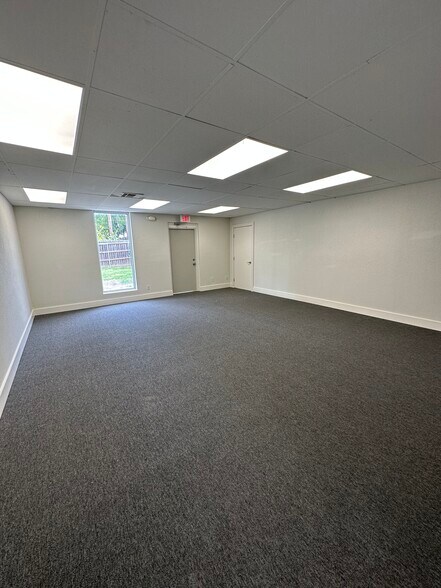 More Photos Of 1013 E Dallas St, Mansfield Office For Lease