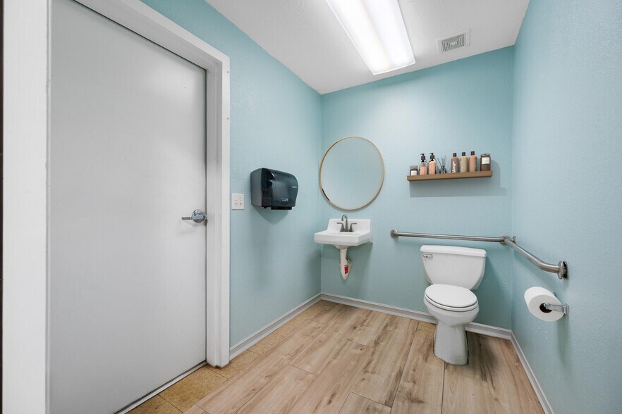 More Photos Of 1230 Lady Marion Ln, Dunedin Flex For Lease