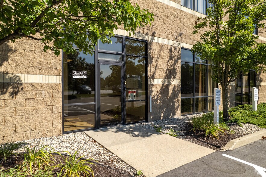 More Photos Of 285 Forest Grove Dr, Pewaukee Office For Lease