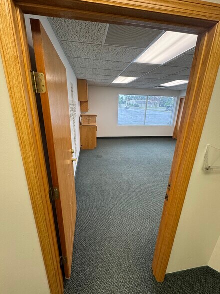 More Photos Of 5833 Pecan St, North Branch Office For Sale