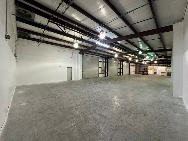 More Photos Of 4143 118th Ave N, Clearwater Warehouse For Lease