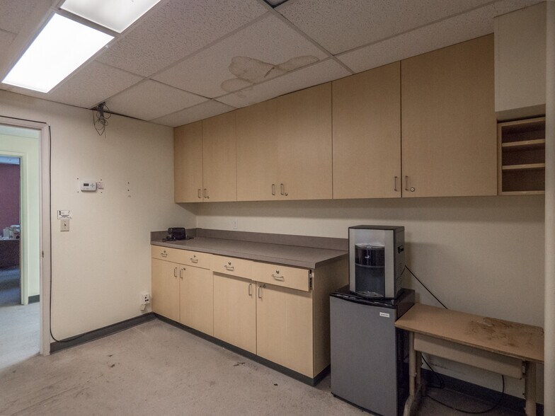 More Photos Of 2640 NW Alexandra Ave, Portland Specialty For Sale