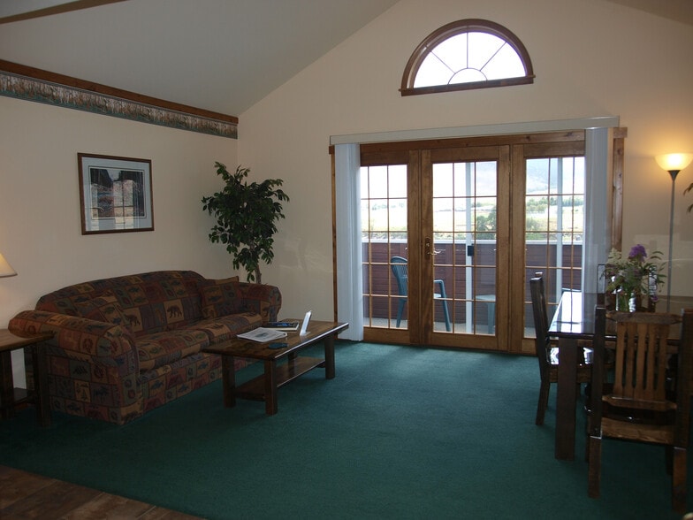 More Photos Of 4 Maiden Basin Dr, Gardiner Hospitality For Sale