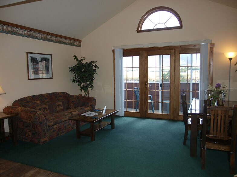 More Photos Of 4 Maiden Basin Dr, Gardiner Hospitality For Sale