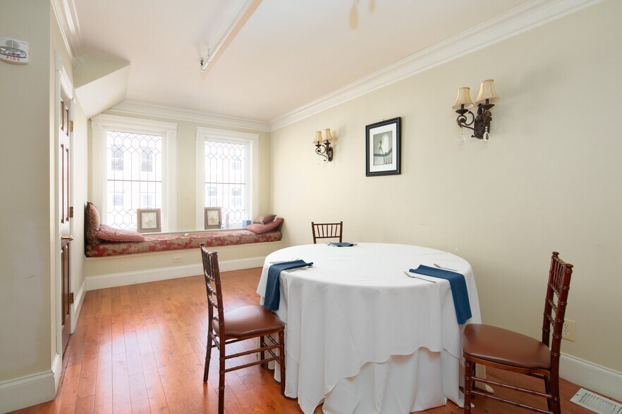 More Photos Of 101 S Main St, Winchester Restaurant For Lease