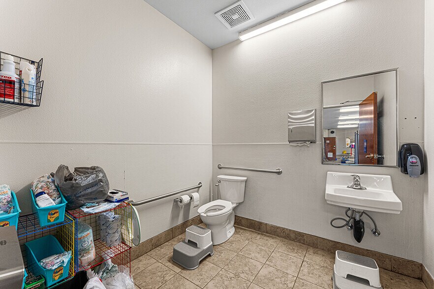 More Photos Of 13013 W Persimmon Ln, Boise Office For Sale