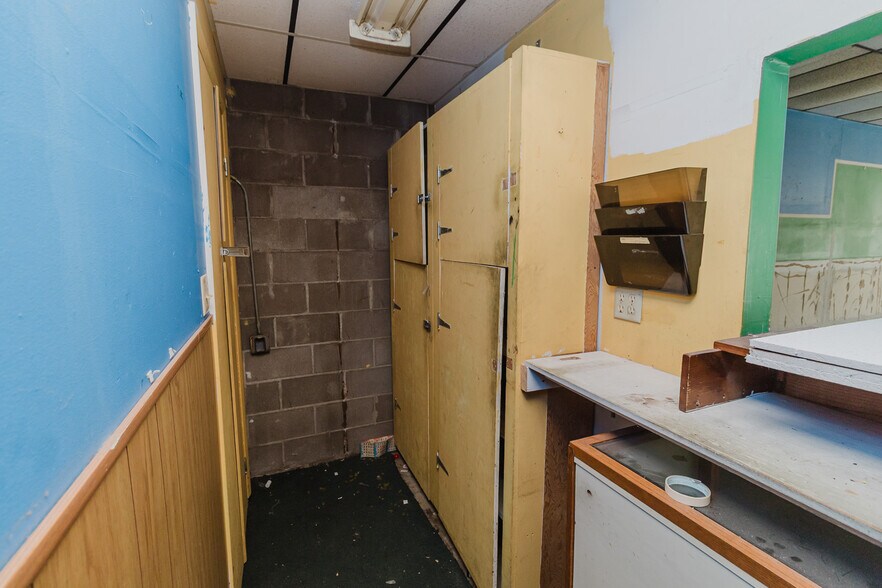 More Photos Of 1015 S Meridian Ave, Wichita Auto Repair For Sale