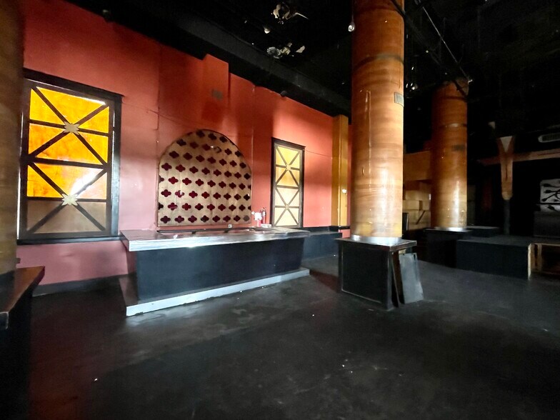 More Photos Of 209-211 E Chicago St, Elgin Bar For Sale